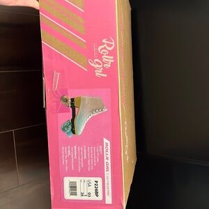 MAKE AN OFFER!! Roller Girl  roller skates size 3youth Brand New!